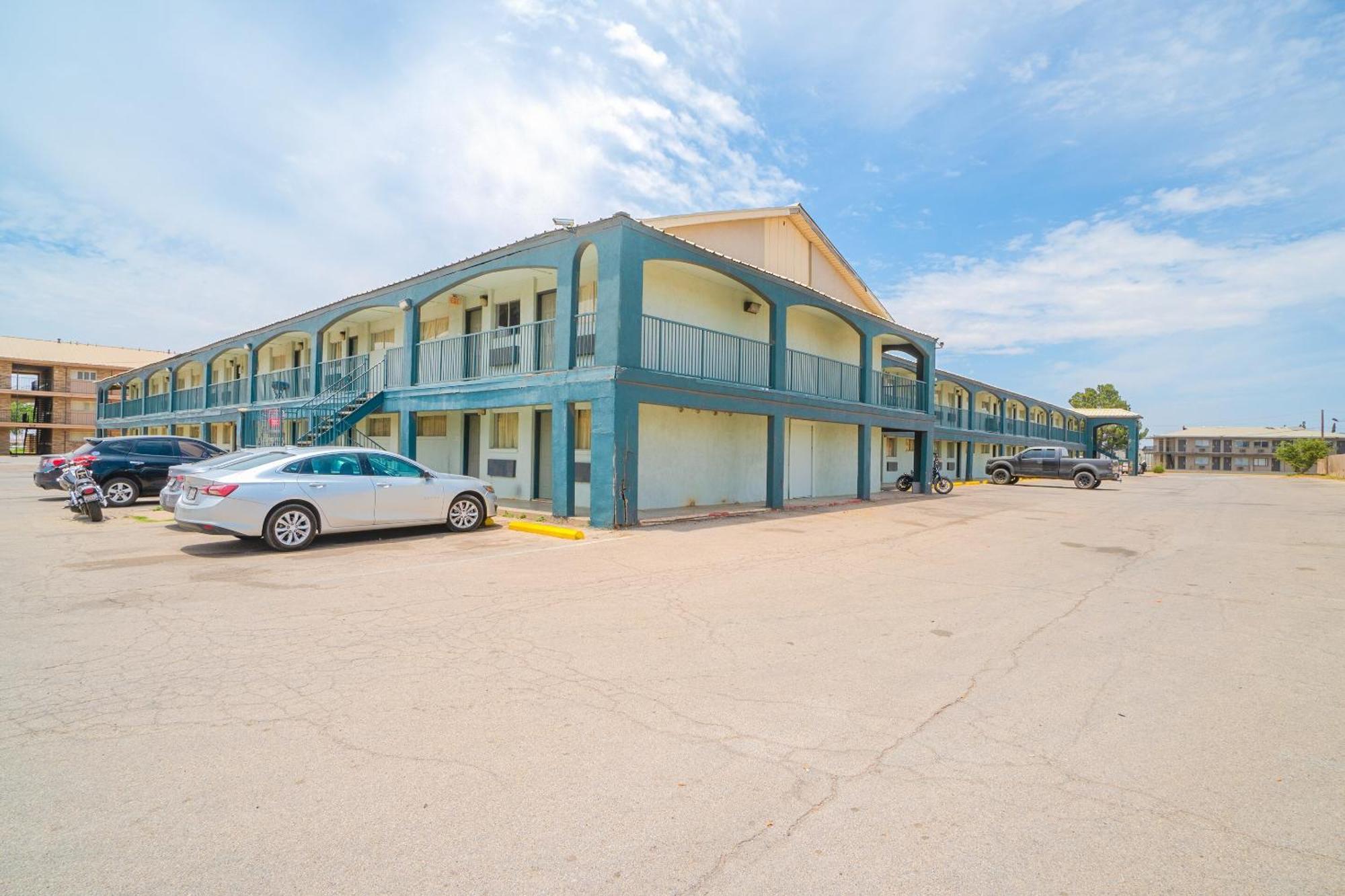 Oyo Hotel Midland Exterior photo