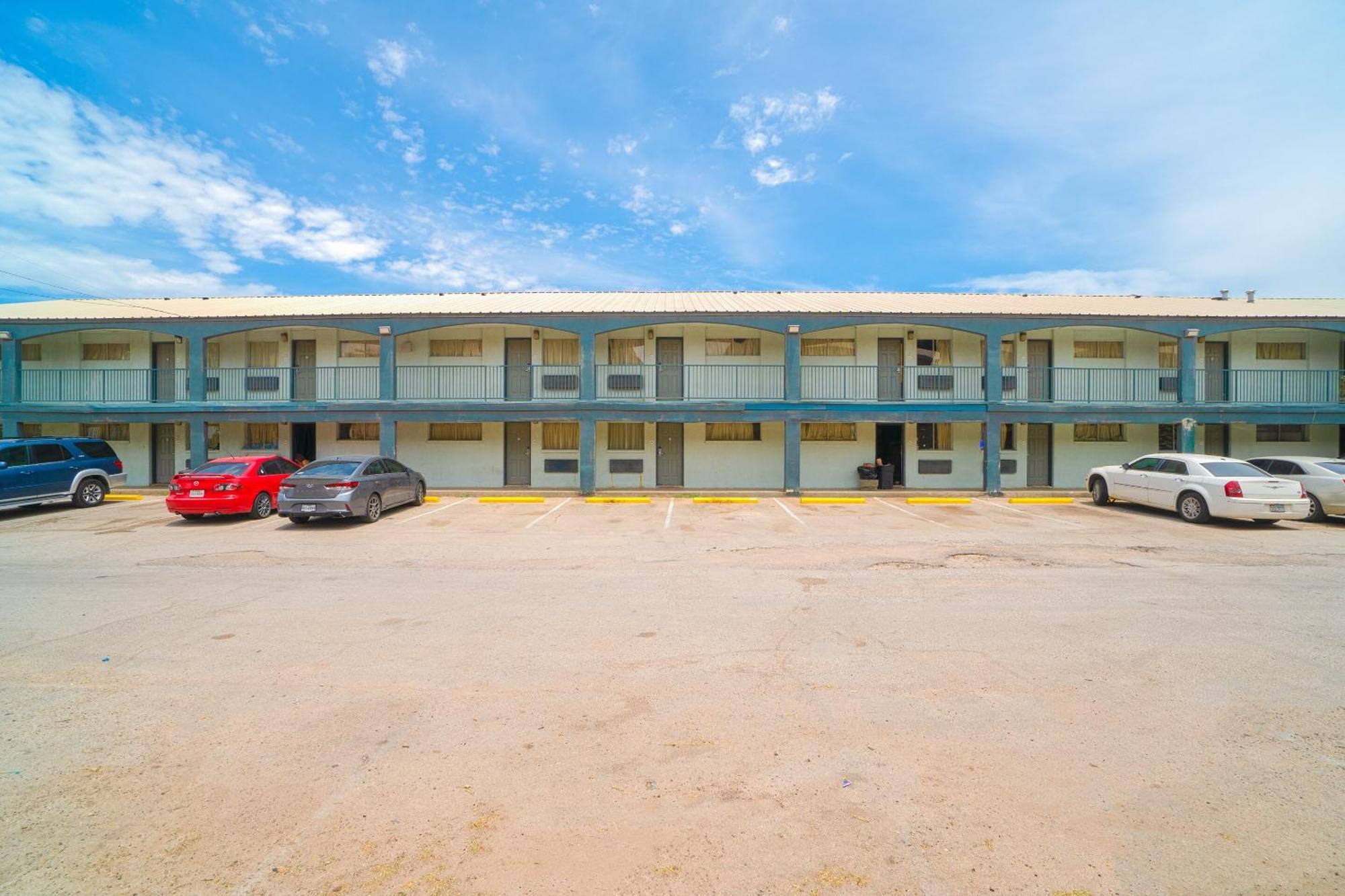 Oyo Hotel Midland Exterior photo