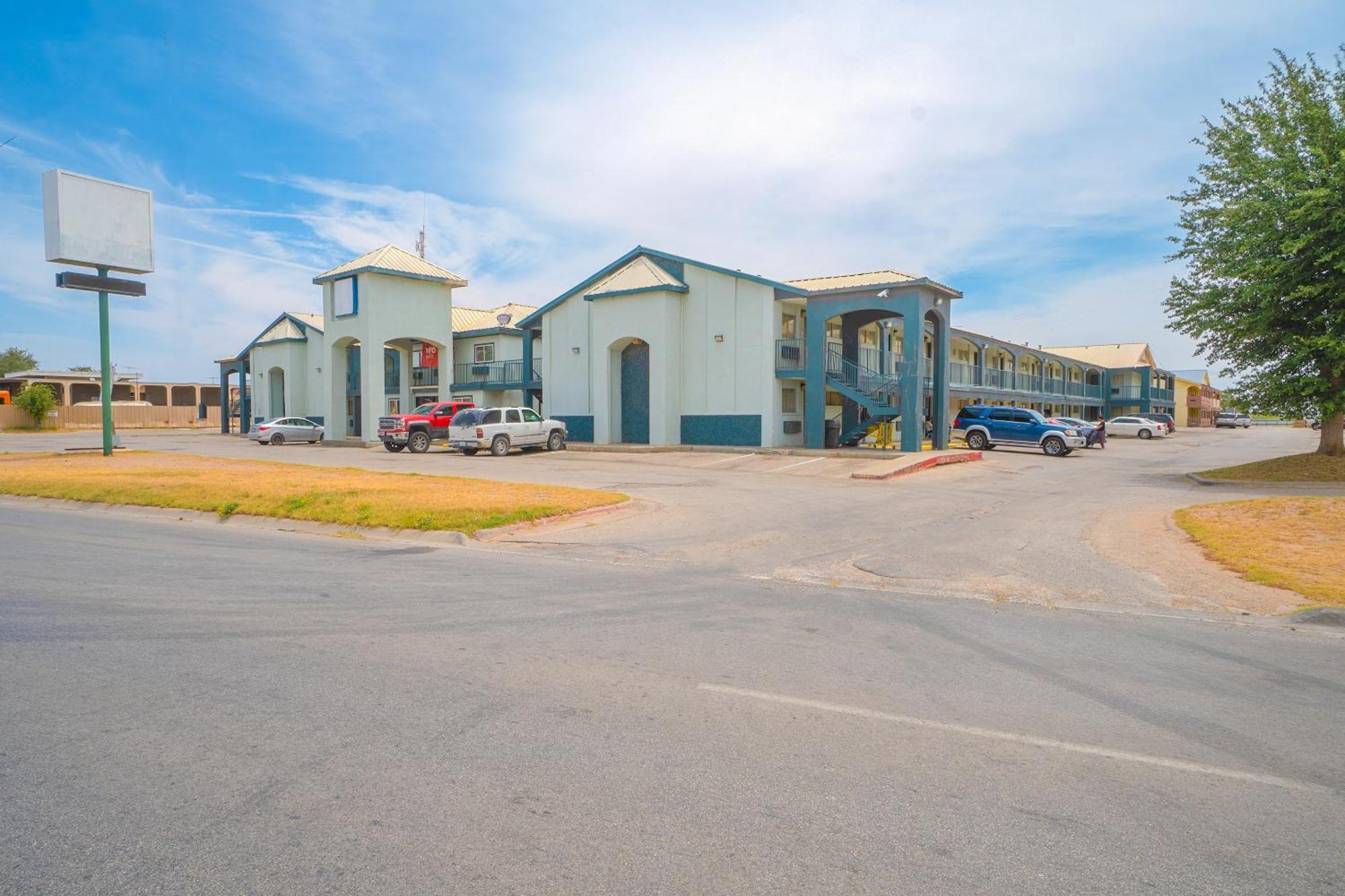 Oyo Hotel Midland Exterior photo