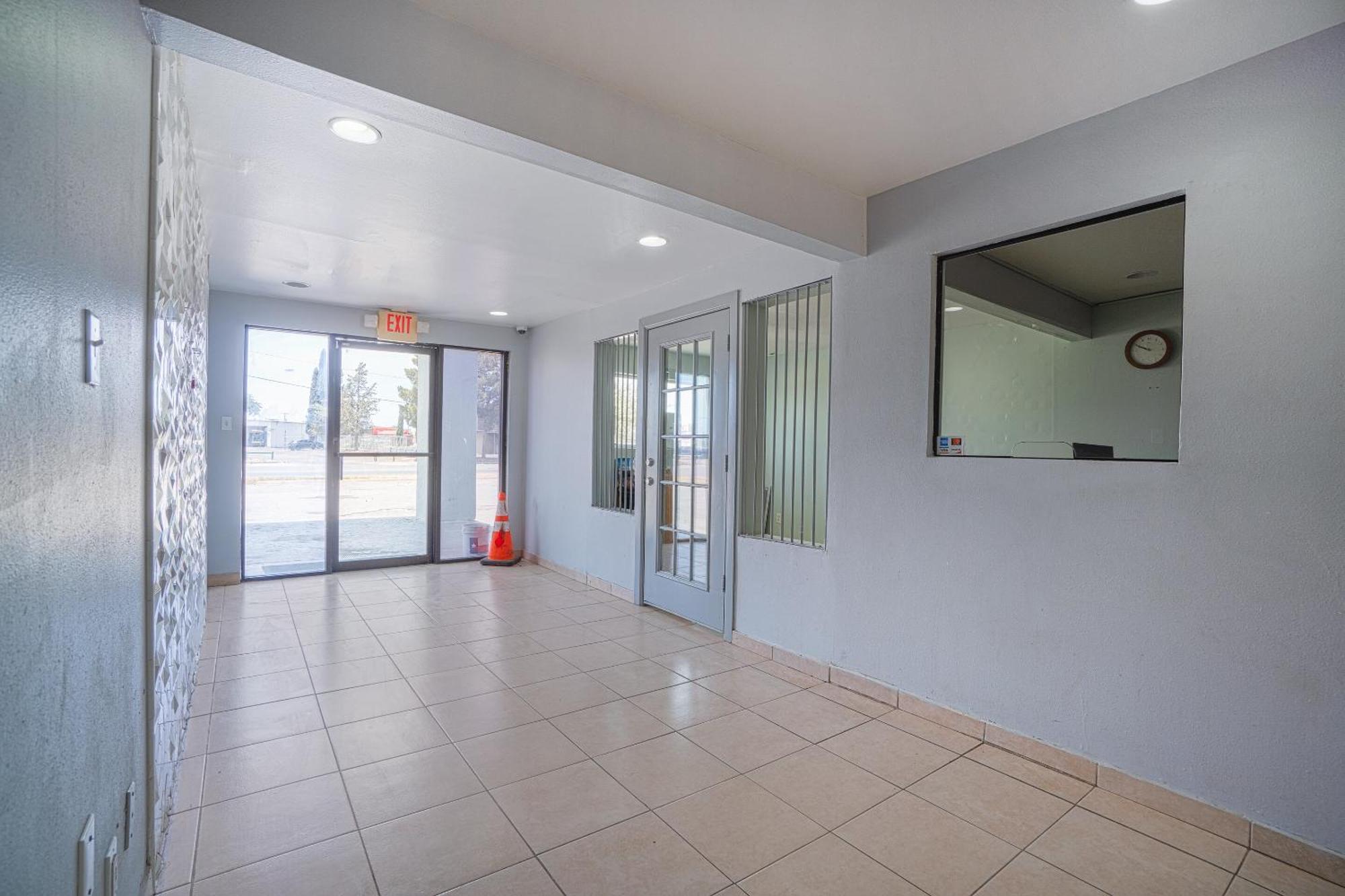 Oyo Hotel Midland Exterior photo