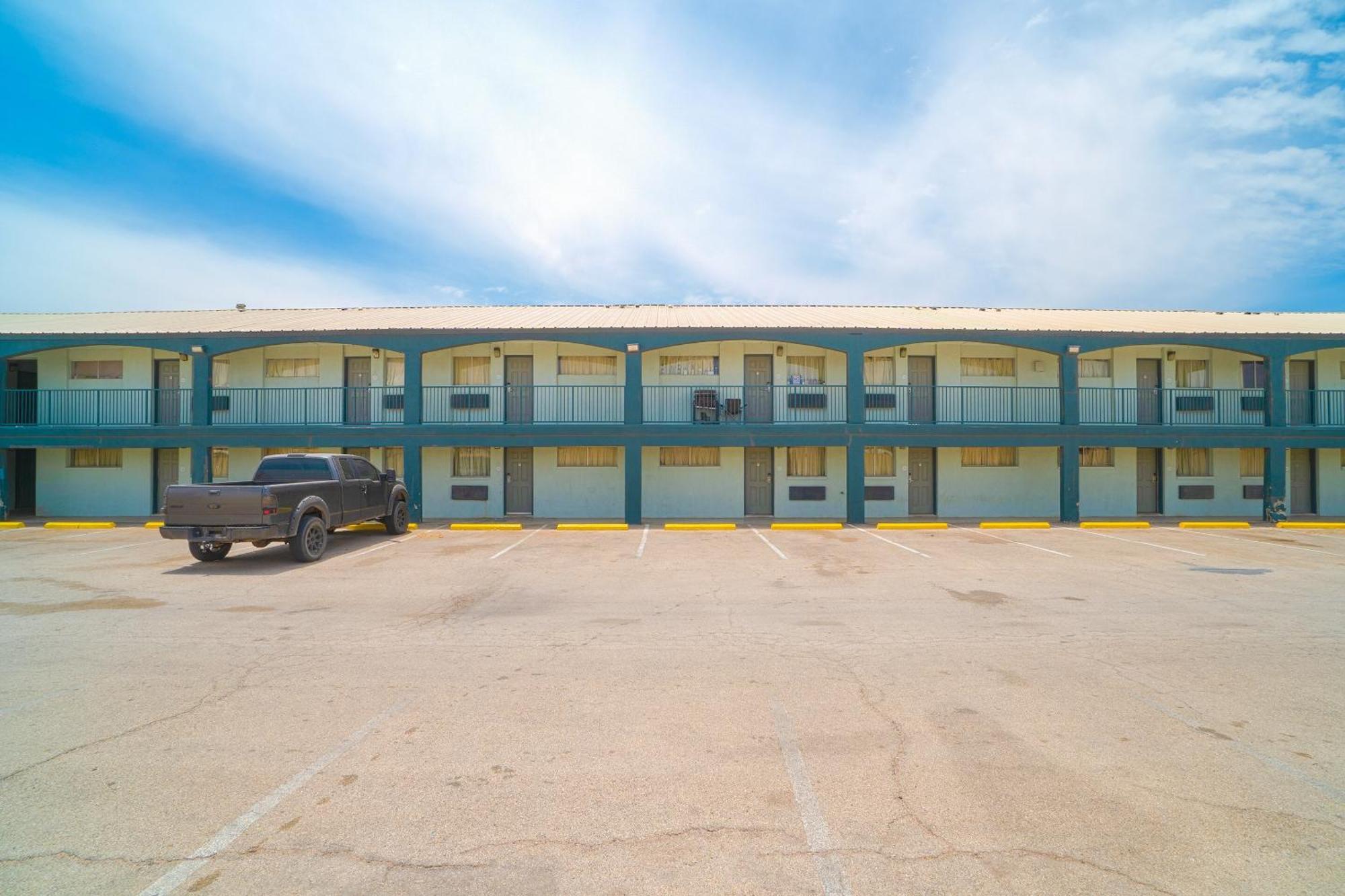 Oyo Hotel Midland Exterior photo