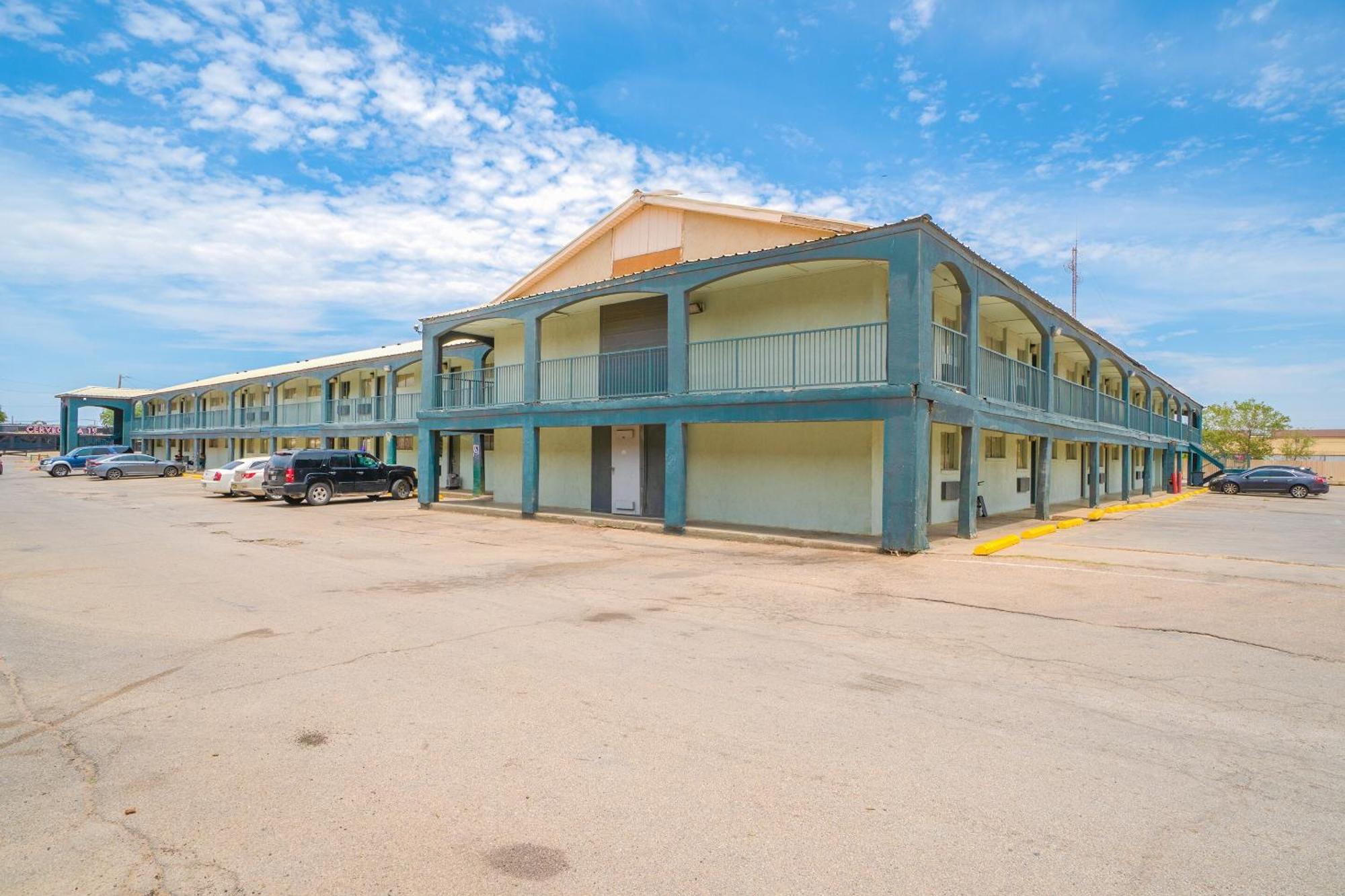 Oyo Hotel Midland Exterior photo